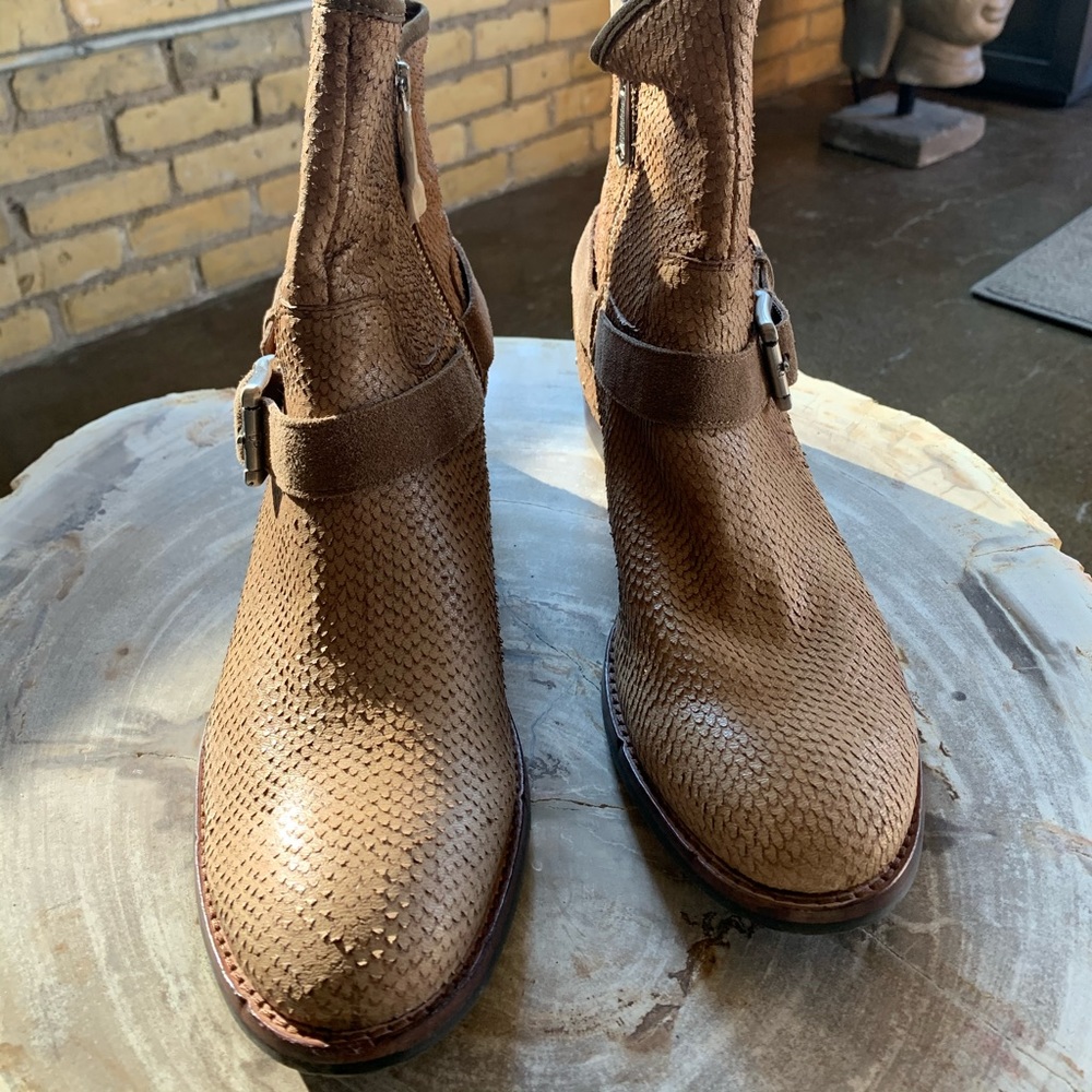 NEW Donald Pliner Wade Snake Bootie Taupe 10